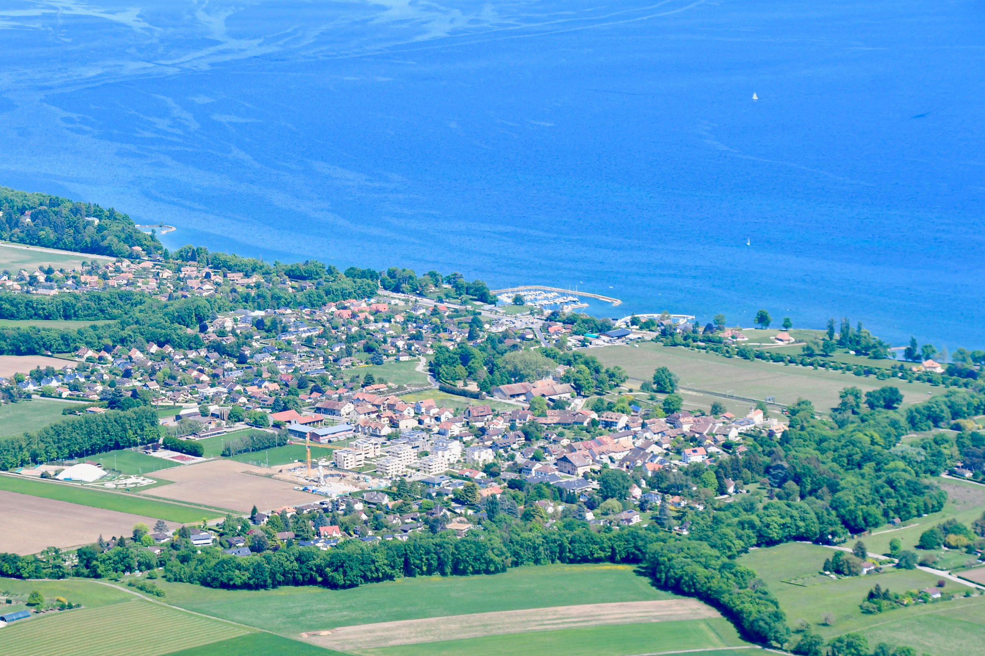 Crans-pres_celigny_vue_du_ciel